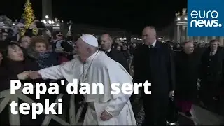 Papa Francis elini sert&ccedil;e &ccedil;eken kadına tepki g&ouml;sterdi