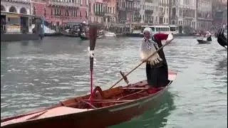 Regata delle Befane su mascarete in Canal Grande: «400 calze per i bambini e i pazienti del Civile»