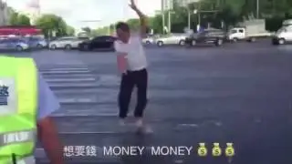 Chinese moto party. Crazy Chinese moto driver. Танцующий китаец на мотоцикле. Полицейские в Китае