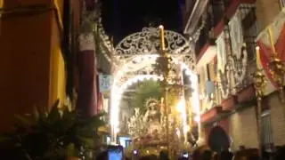 IMPRESIONANTE Pastora de Triana 2014 petalada