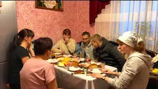Three sisters in the family home| Preparation for the meeting of guests