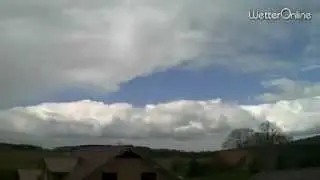 Aprilwetter im Zeitraffer - Sonne facht Schauerwolken an