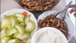 Bữa cơm trưa của nhà Thúy