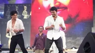 Shahrukh Khan and Vijay Dancing for Google Google - Thuppakki