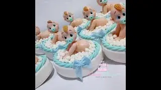 Bebê de biscuit na banheira de sabonete