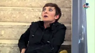 Eva Hache se agobia ante un ascensor averiado - El Club de la Comedia