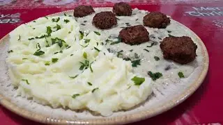 Chiftele în sos de ciuperci și piure de cartofi – rețetă tradițională