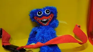 Huggy Friends Getting Dizzy on Coin Operated UFO Ride!