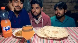 Khana kha rahe hain chicken ke sath