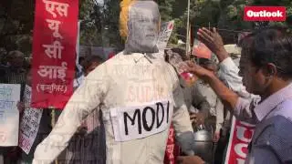 People protest against the demonetization of Rs 1000 and Rs 500 currency notes