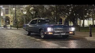 Buick Electra 225 nocą w Warszawie