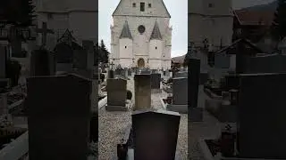 Костел 1487 г. Австрия. Вокруг семейные захоронения.