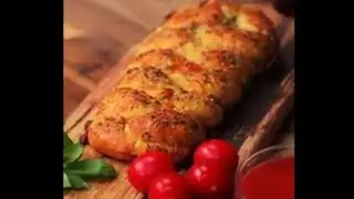 Garlic Bread Pizza Braid