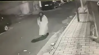 Top Channel/ Vajza sh&euml;tit nat&euml;n me thik&euml; n&euml; dor&euml;. Lezh&euml;, pamjet nga kamerat e siguris&euml;