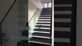 Kragarmtreppe in schwarz mit Glasgel&auml;nder