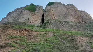 What's inside this cliffside cravice?    🤔🤔🤔 nobody knows?! 🤔 🤔🤔 - Great Orme