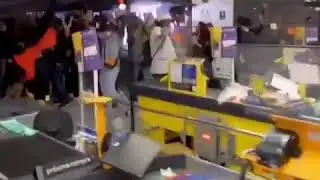Loja do Carrefour &eacute; invadida por manifestantes