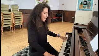 Shpil, Gitar! Play guitar! Yiddish song of Russian origin.