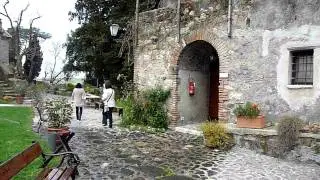 Borgo di Tragliata: Courtyard at Borgo apartments: wedding drinks reception
