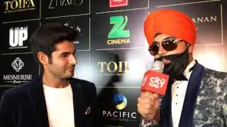 Omkar Kapoor on the TOIFA 2016 Gold Carpet with City 1016 #TOIFA2016