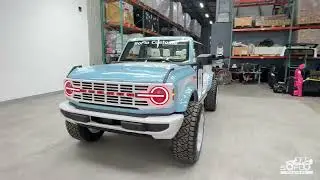 Белый Ford Bronco Base Hardtop 2025 года выпуска, цвет BABY BLUE, номер в каталоге #B64960.