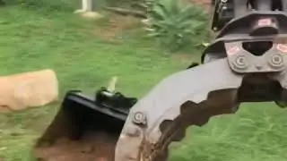 DHRS 03 Rotating Grab on 5 Tonne Excavator