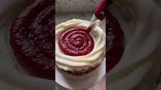 Lemon raspberry cake with fresh raspberry filling and tangy lemon cream cheese buttercream 🍋