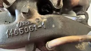 Cadillac Coupe DeVille 1957 года выпуска, принадлежащий Крису. Впускной коллектор снят; подготовл...