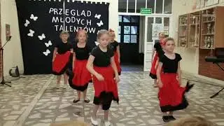 Taniec hiszpański w wykonaniu klasy III