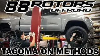 Автомобиль Tacoma цементно-серого цвета на лифте подвески Bilstein и дисках Method NV MR305!