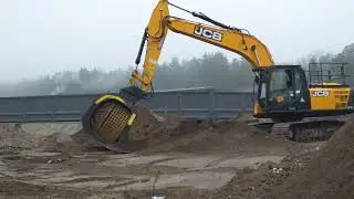 Screening bucket MBS-18 on JCB a JS220 aerating excavation soil