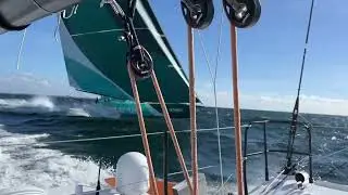 Deux IMOCA bord &agrave; bord, lanc&eacute;s &agrave; pleine vitesse 🚀🚀
