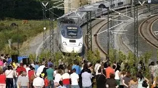 El Alvia Madrid-Santiago pasa por la curva de Angrois un año después del accidente