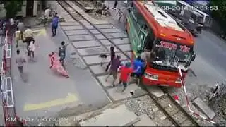 BUS ACCIDENT pierced by the rail barrier, GUEST jumped out from broken window