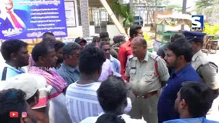 S NEWS TENALI  అంబేద్కర్ ఉన్న ఫోటో ప్లెక్సీని  తొలగించే చర్యల్ని దళిత సంఘాలు అడ్డుకున్నాయి