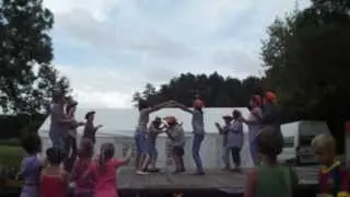 Óvodás szülők country-tánca