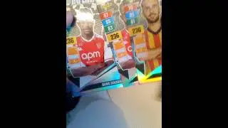 Je montre les cartes Marvel et les cartes de foot de mon pote