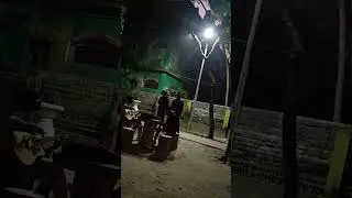 রাতের নীরবতায় ল্যাম্পপোস্টের নিচে গান | Raw Street Singing Moments