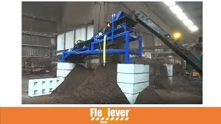 FleXiever Mini Screener XL screening compost.