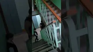 Ещё одна с 7 эт. на 8 мусор выбрасывает, а у них открыт мусоропровод.