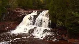 Liten foss i naturens ro