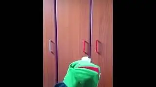 La rana Gustavo haciendo pipi
