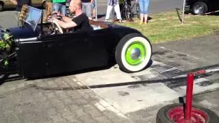 Horsepower GMBH feiert Hot-Rod auf der Burnoutplatte