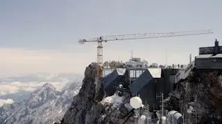 Liebherr - Helikoptermontage des 150 EC-B Flat-Top-Krans auf der Zugspitze
