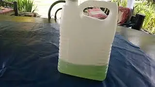 Mezclando el aceite de 2 tiempos en un litro de gasolina.