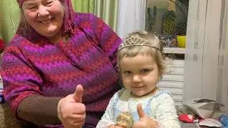 نفتح العلب بالمشتريات. طرد من صديقة أمّي. مفاجأة ليوستينكا من جارنا. نحضّر عصيدة اليقطين - أوكرانيا