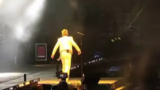 Robbie Williams Trieste canta FEEL
