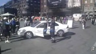 Danish cop dancing dansende politimand