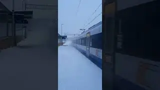 ED160-026 z prędkością 160 km/h przelatuje tuż obok przystanku Krak&oacute;w Bronowice tworząc zadymkę❄️👍