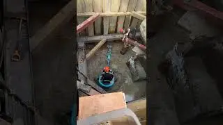 Мини экскаватор внутри шпунта Ларсена -6 метров